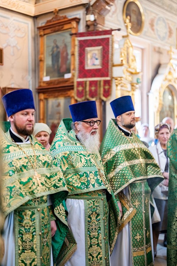 Божественная литургия в День Святого Духа в Троицком храме в Наташине города Люберцы